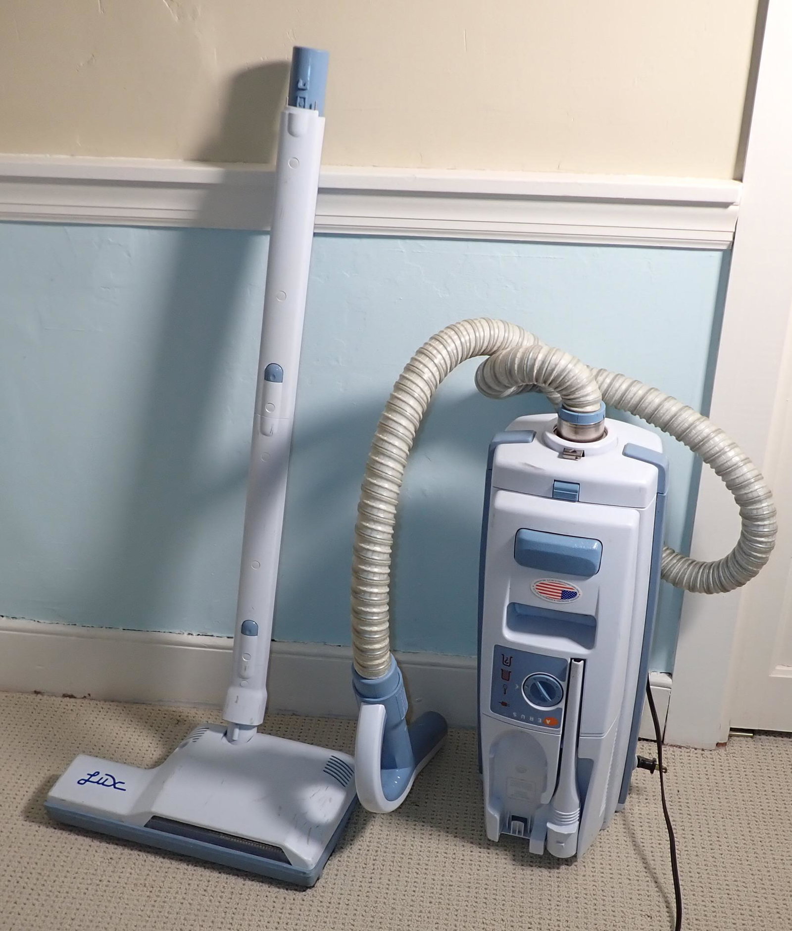 Aerus Vacuum (1 of 2)