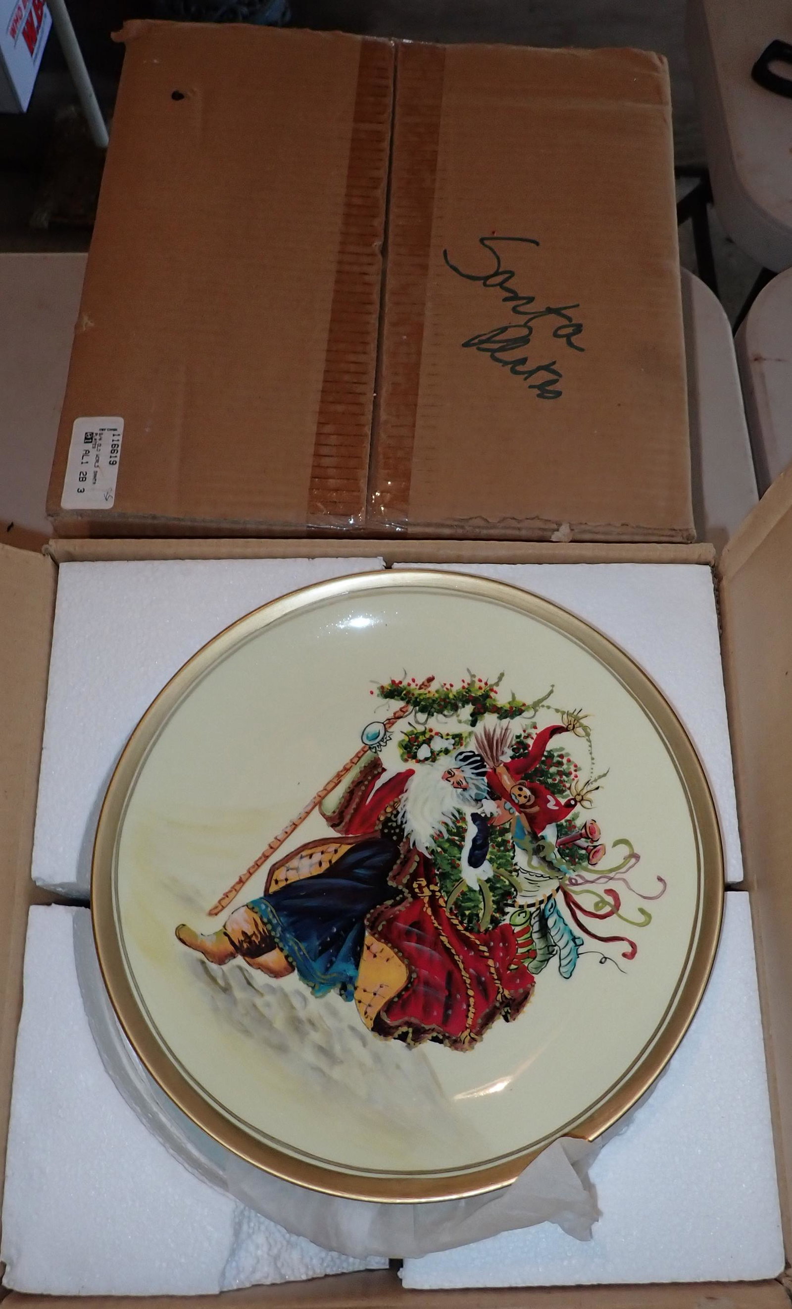 2 Boxes of Toyo Santa Plates: 4 plates in each box. Approx 10 1/4" in diameter
