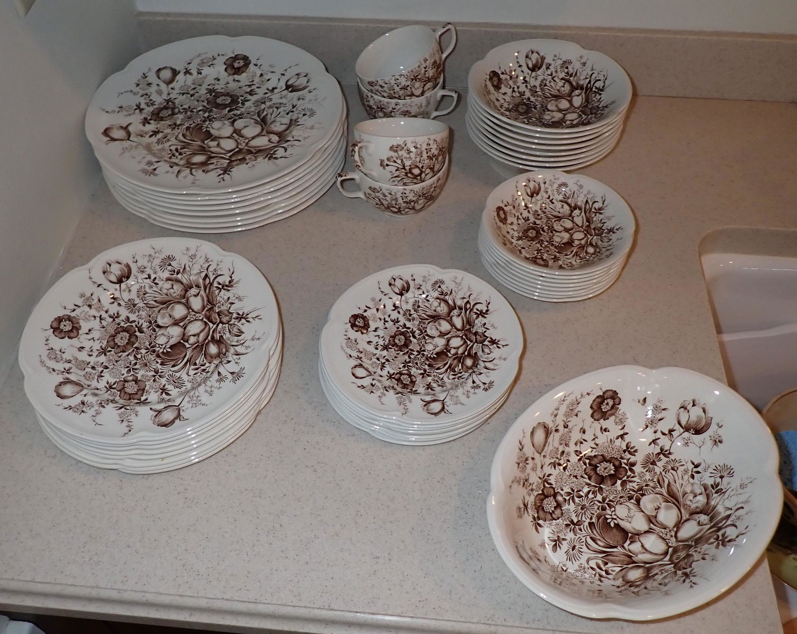 45 pcs Johnson Bros Windsorware (1 of 2)