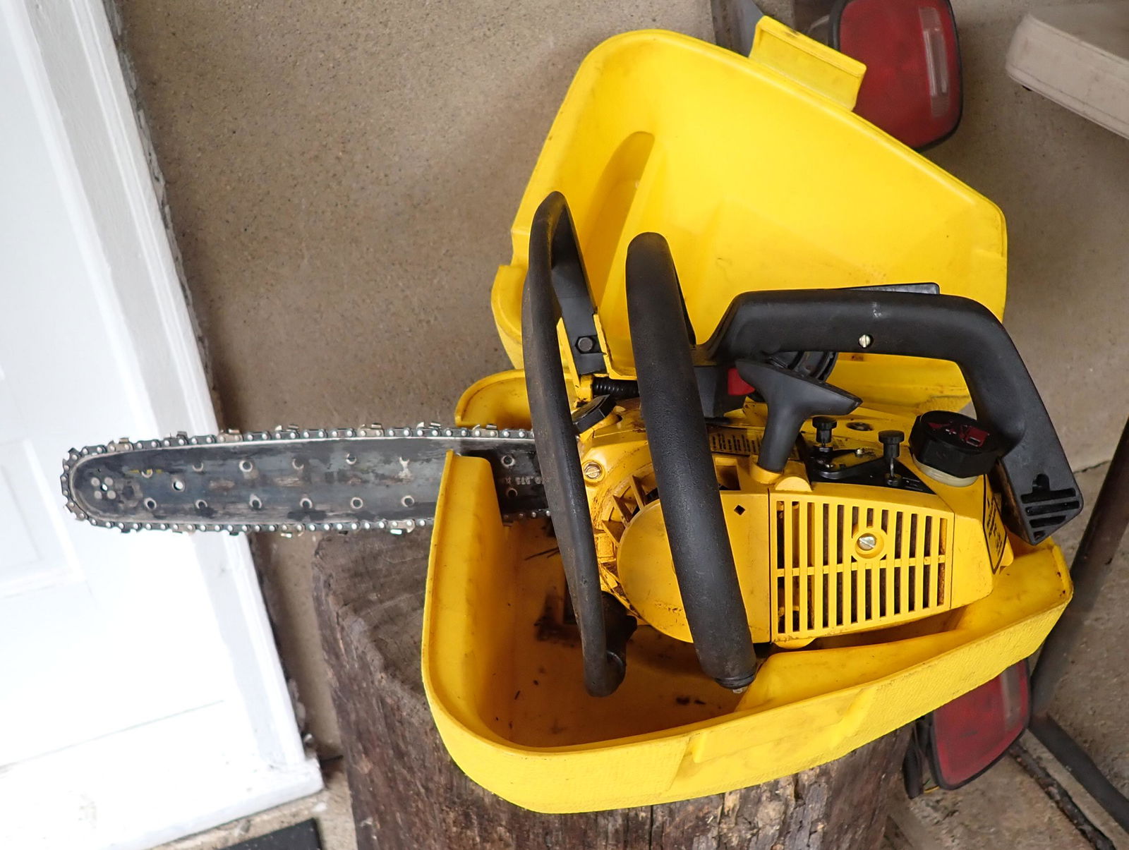 McCulloch Power Mac 310 Chainsaw w/ 13" bar: comes with case