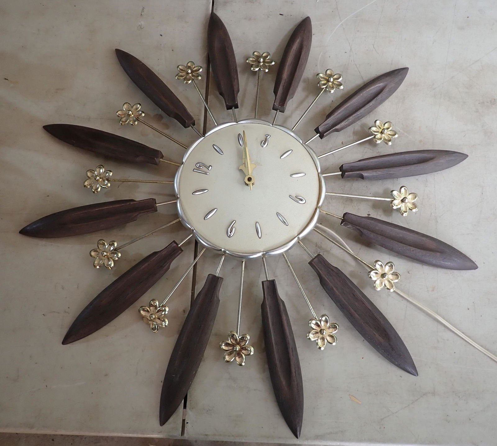 Mid Century Modern Robertshaw Clock (1 of 2)