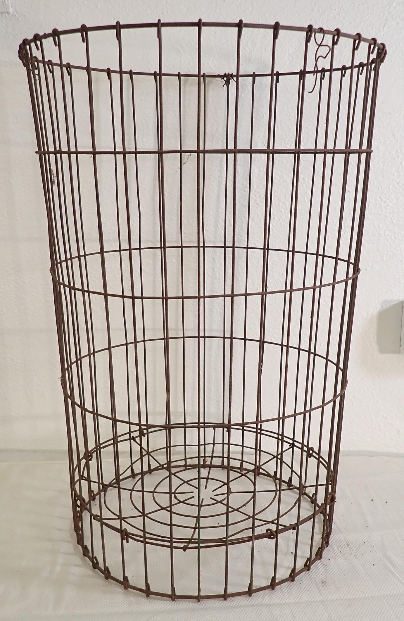 Wire Waste Basket (1 of 3)