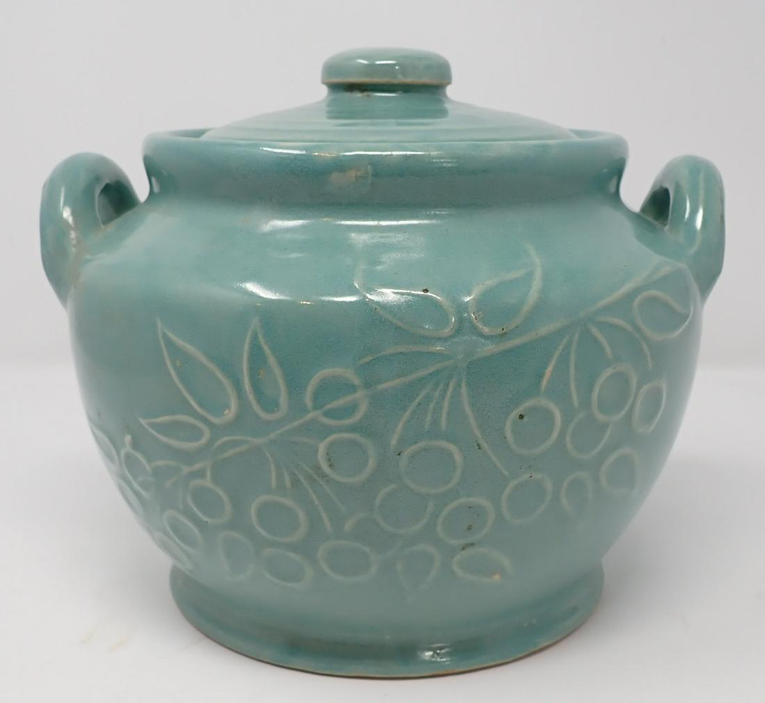 Pottery Cookie Jar: Approx 8" in diameter and 8" tall