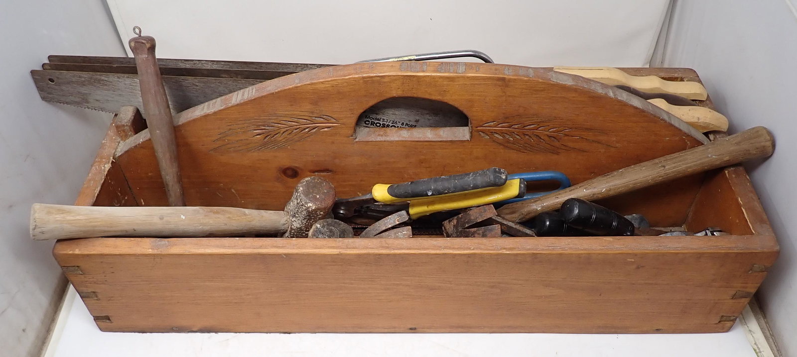 Dovetailed Tool Tote w / Saws incl  Stanley Disston & Benchtop (1 of 7)