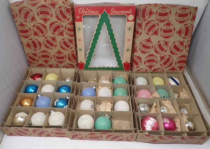 Lot of Vintage Christmas Ornaments (0102) on Jul 31, 2022 M.J