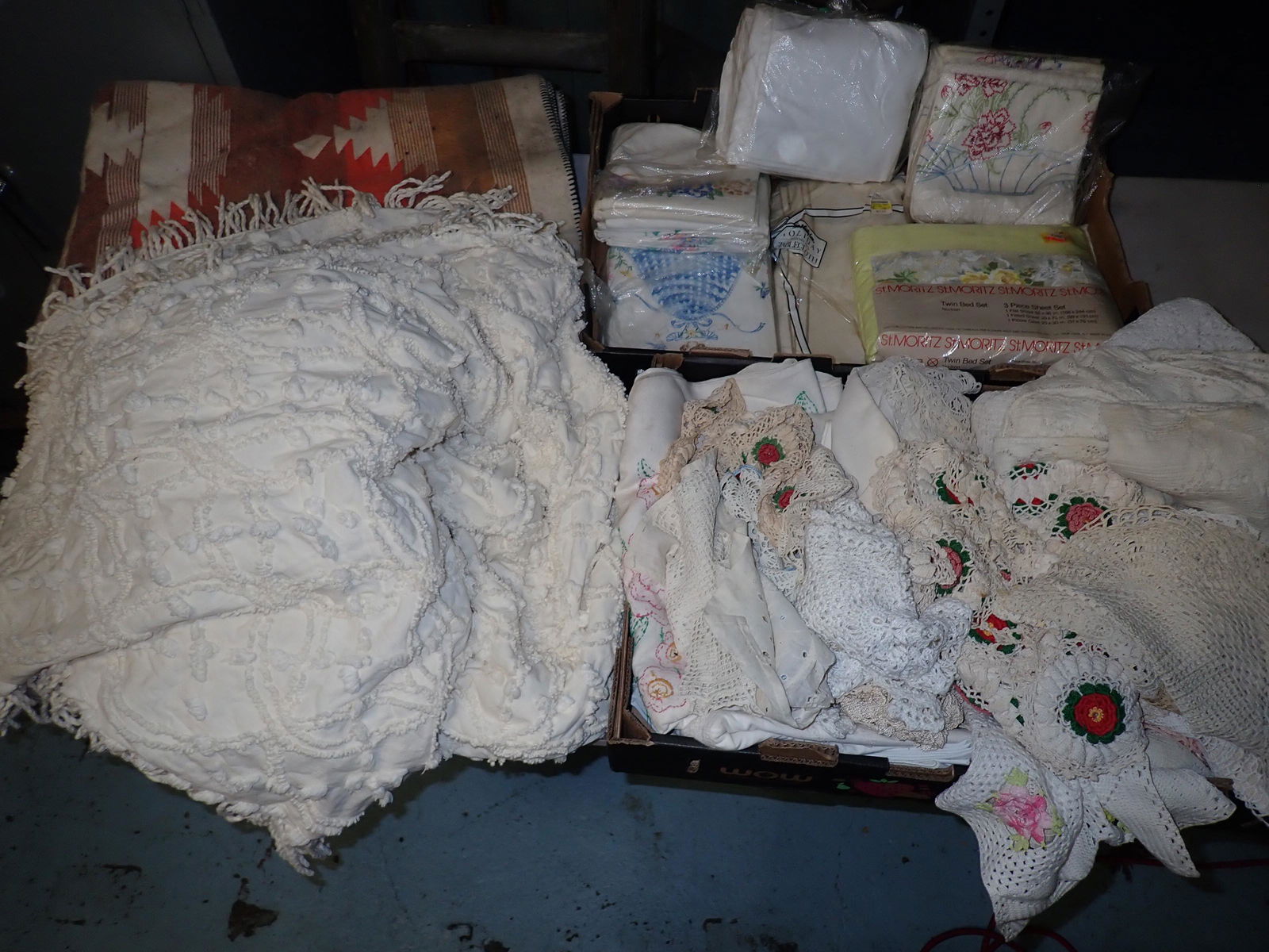 Doilies Blankets Bedspreads Misc Linens (1 of 6)