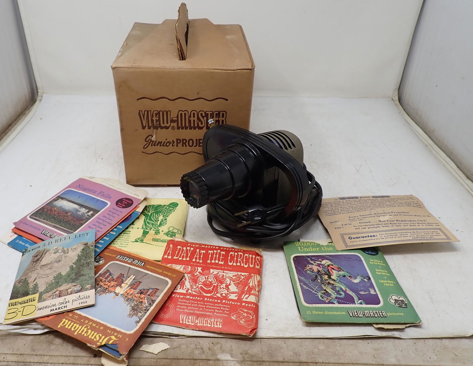 Viewmaster Jr Projector & Slides (1 of 3)