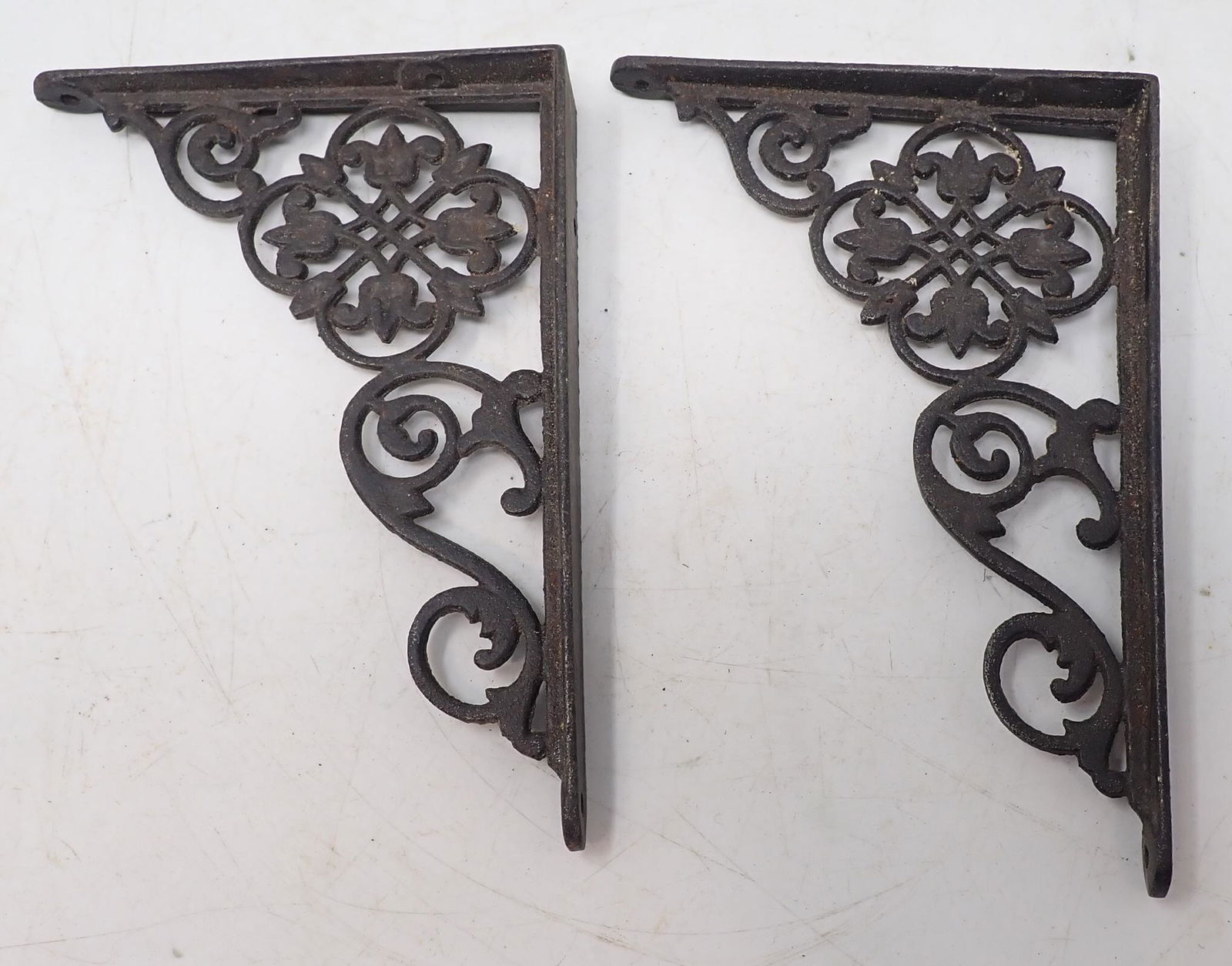 2 Cast Iron Shelf Brackets (1 of 1)