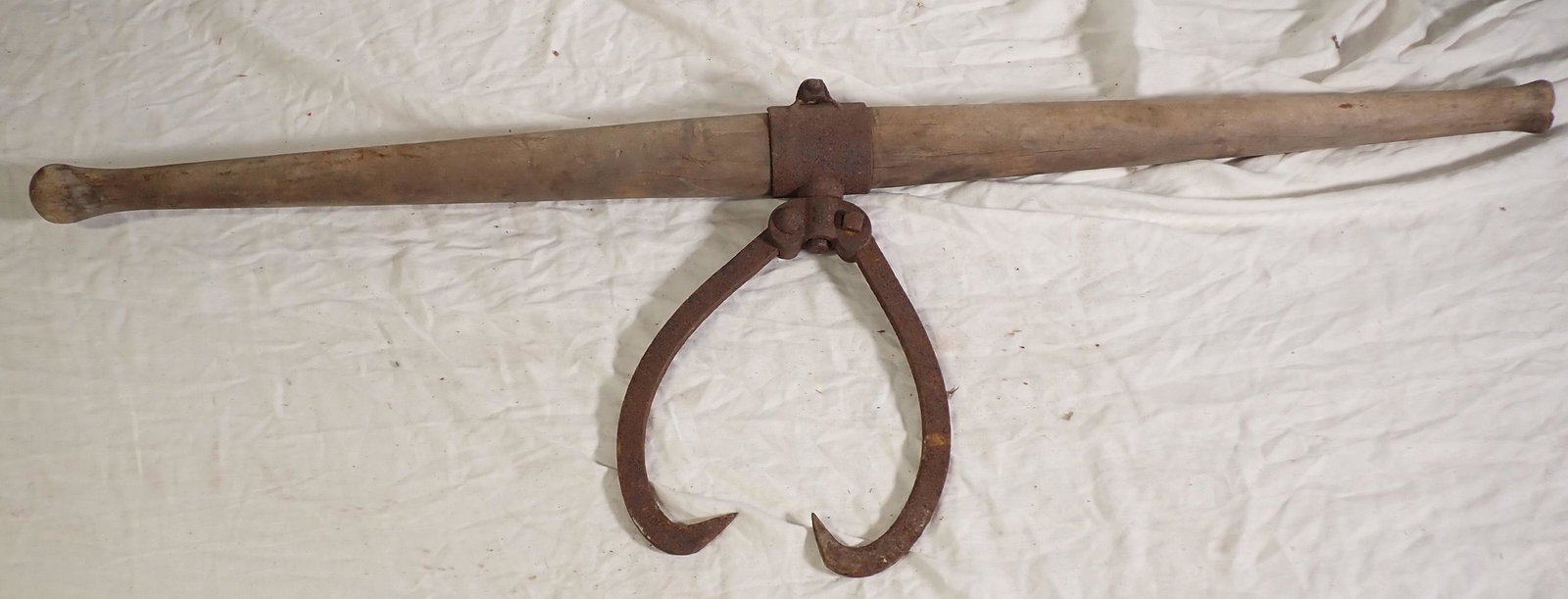 Antique 2 Man Timber / Ice Tong: Approx 45 1/2" long. NO SHIPPING !