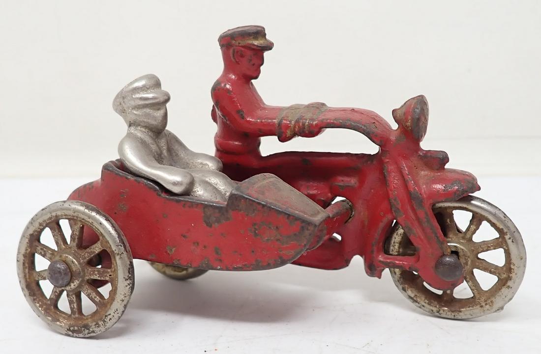 Hubley Cast Iron Motorcycle w/ Sidecar & Cop (1 of 4)