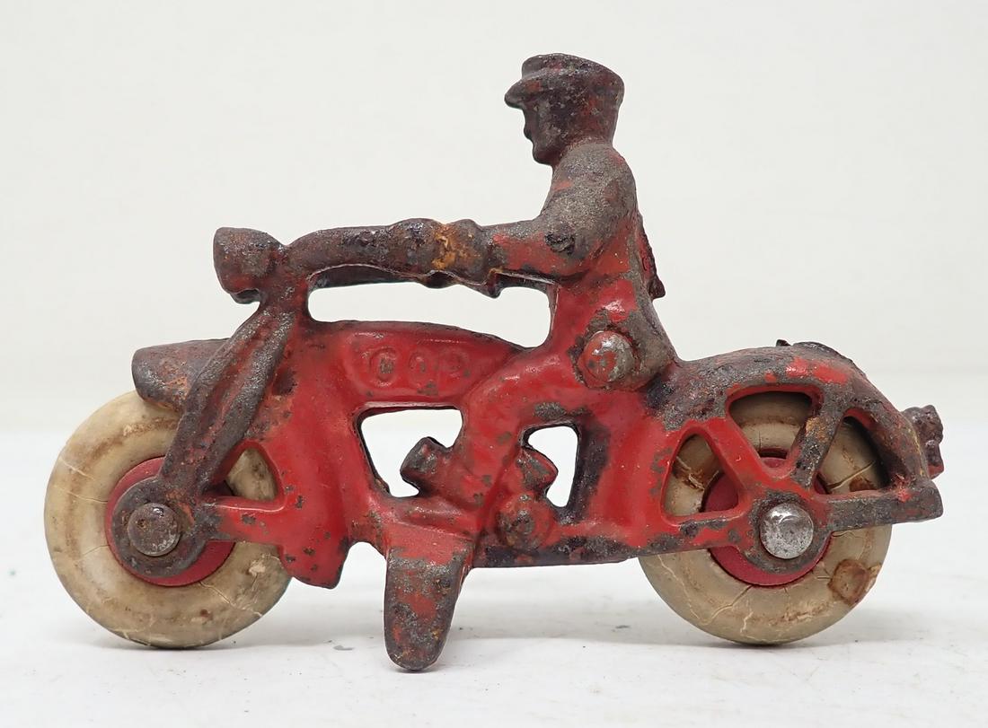 Hubley Cast Iron Cop Motorcycle Toy (1 of 3)