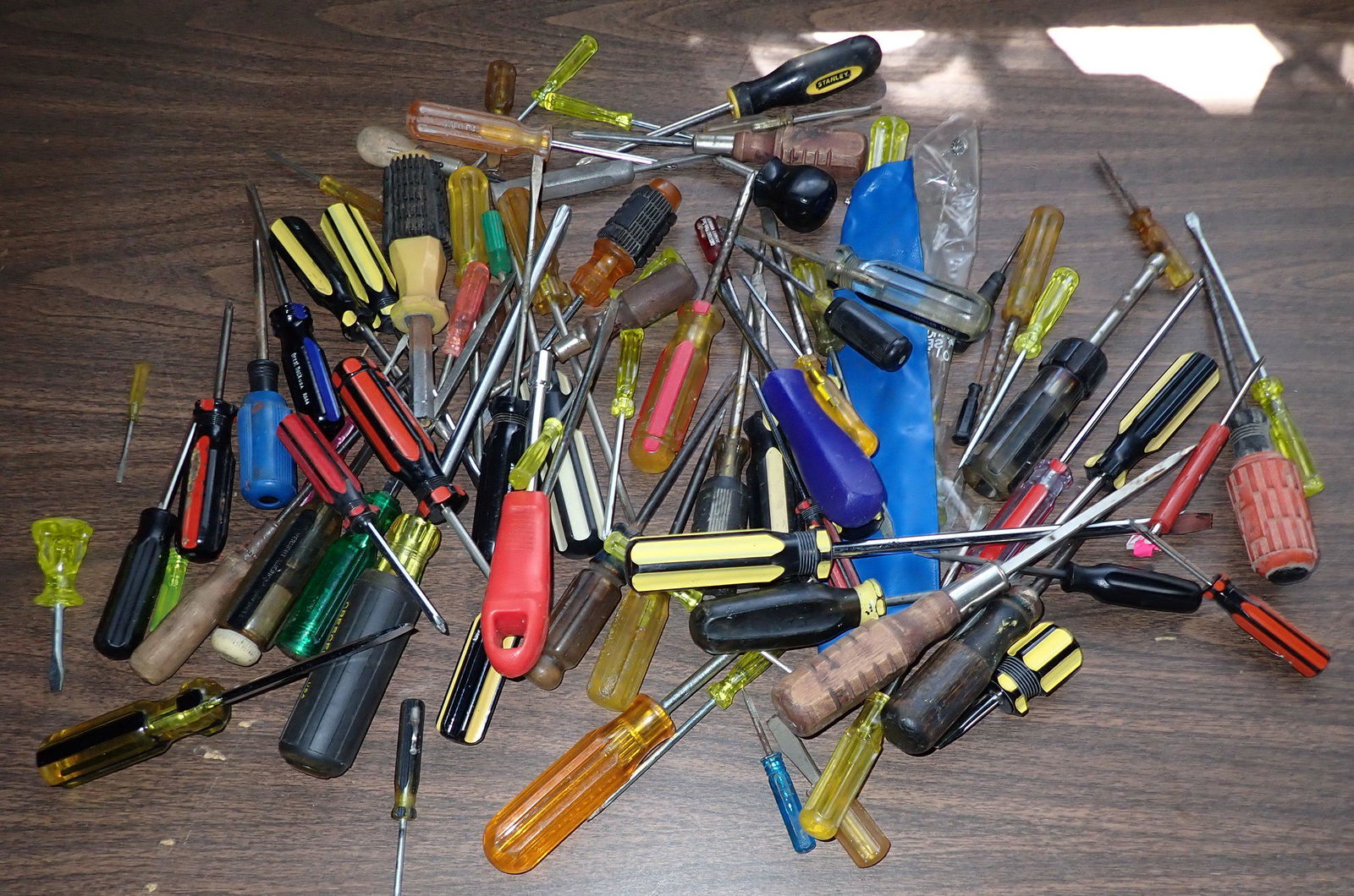 Large Lot of Screwdrivers (1 of 4)