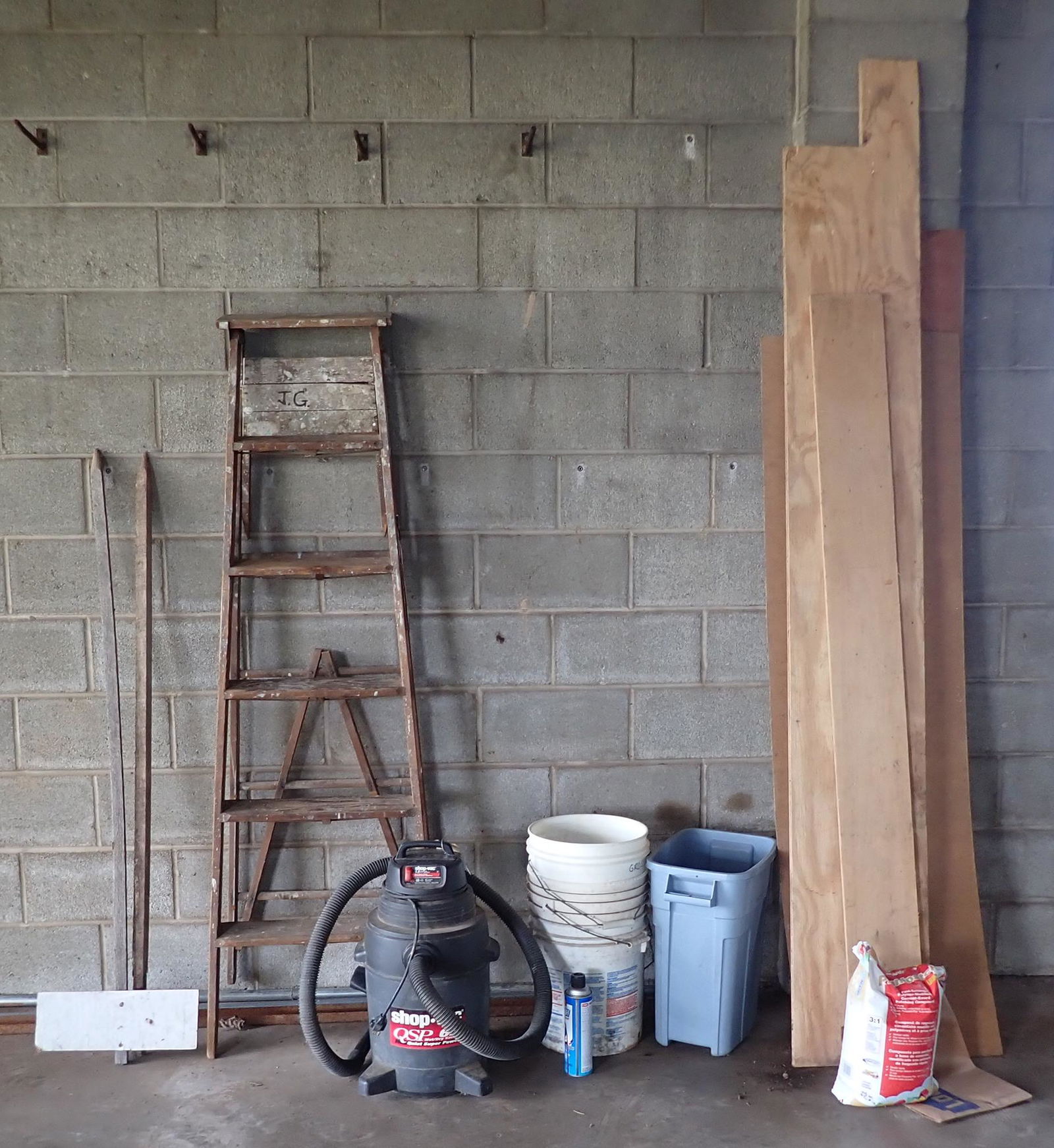 6 Gallon Shop Vac & Misc (1 of 3)