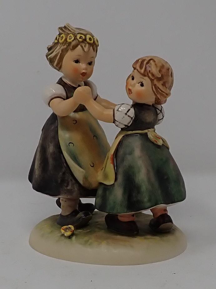 Hummel Figurine: Approx 5" x 7" tall