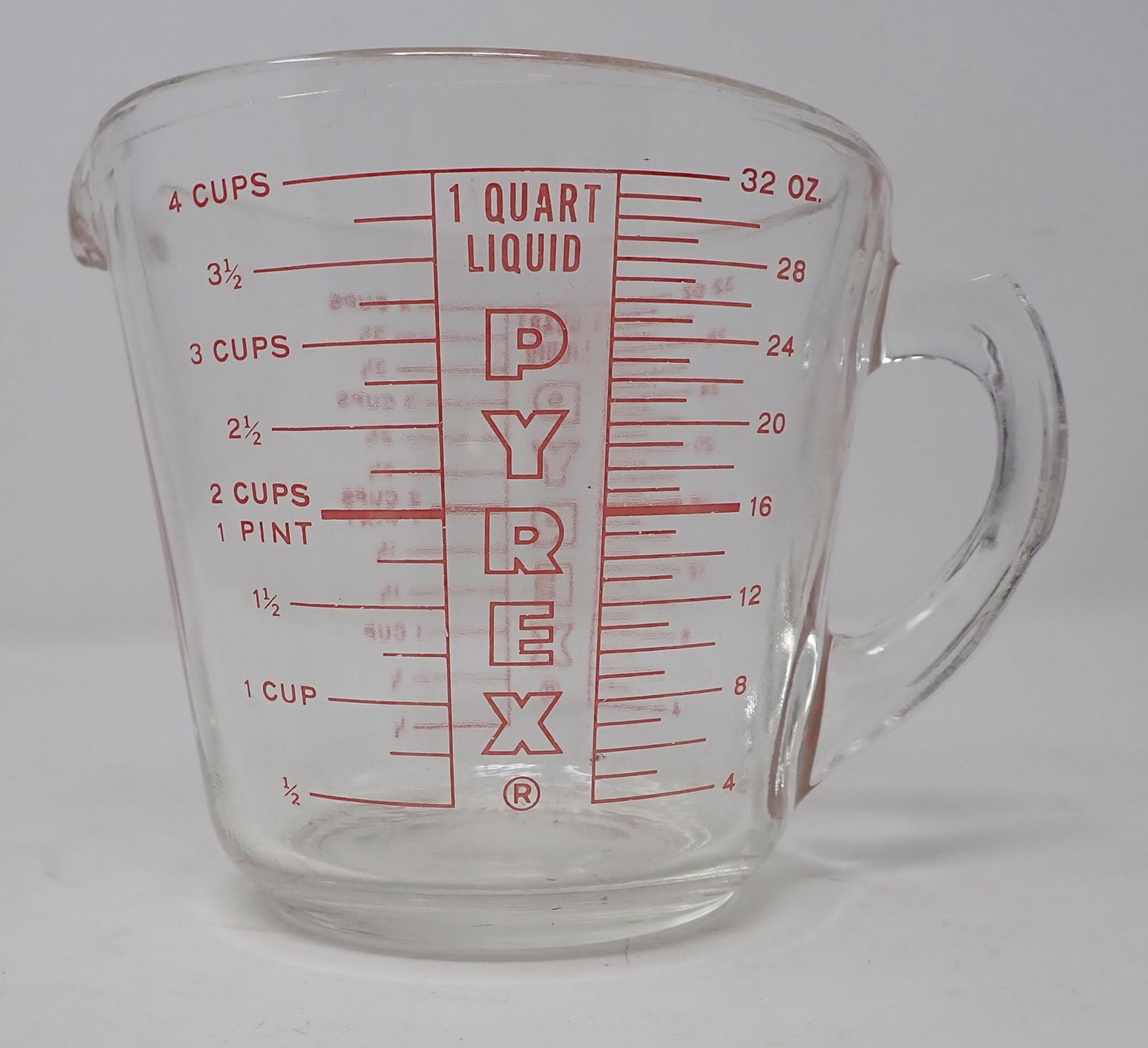 Pyrex 4 Cup Measuring Cup (1 of 2)
