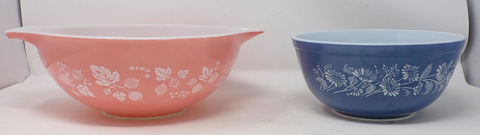 Pyrex Pink Gooseberry Bowl & Colonial Mist bowl (1 of 5)