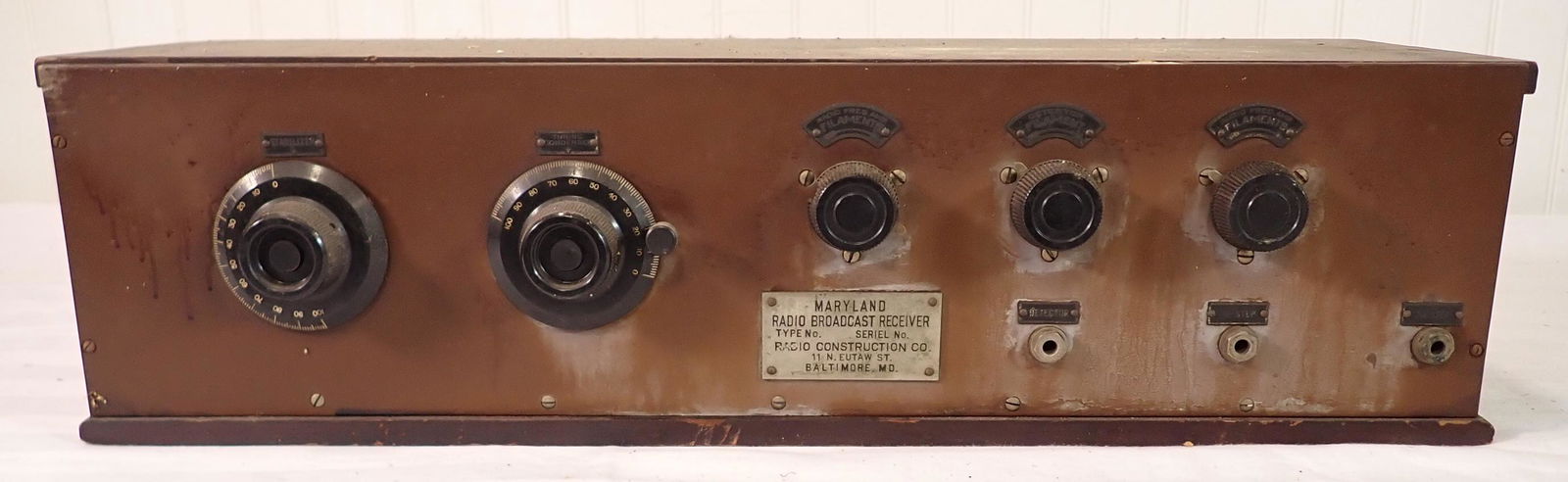 Maryland Radio Broadcast Receiver Radio: Approx 7 5/8" x 24 1/2" x 6 3/4" tall