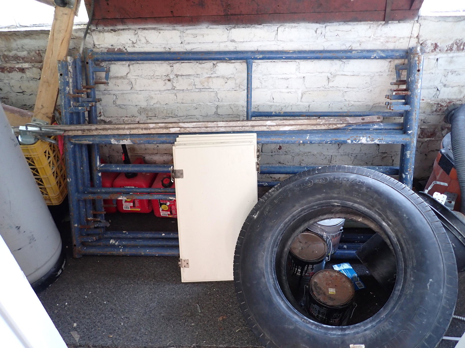 Scaffolding Gas Cans Propane Tanks Misc (1 of 9)