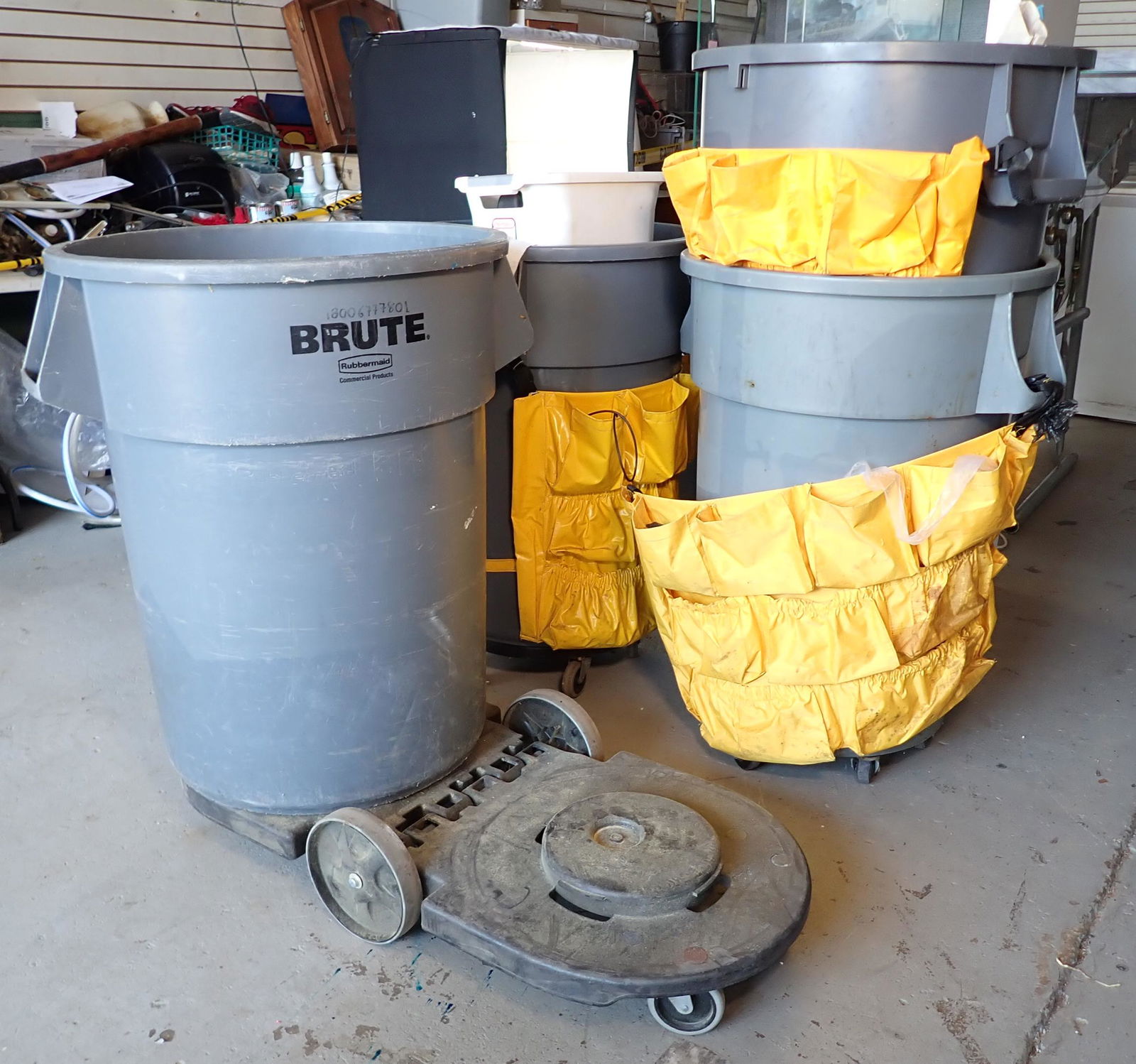 4 Brute Commercial Trash Cans & Dollies (1 of 3)