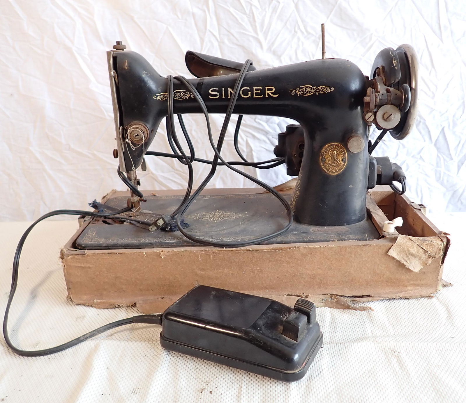Antique Singer Sewing Machine: Sewing machine