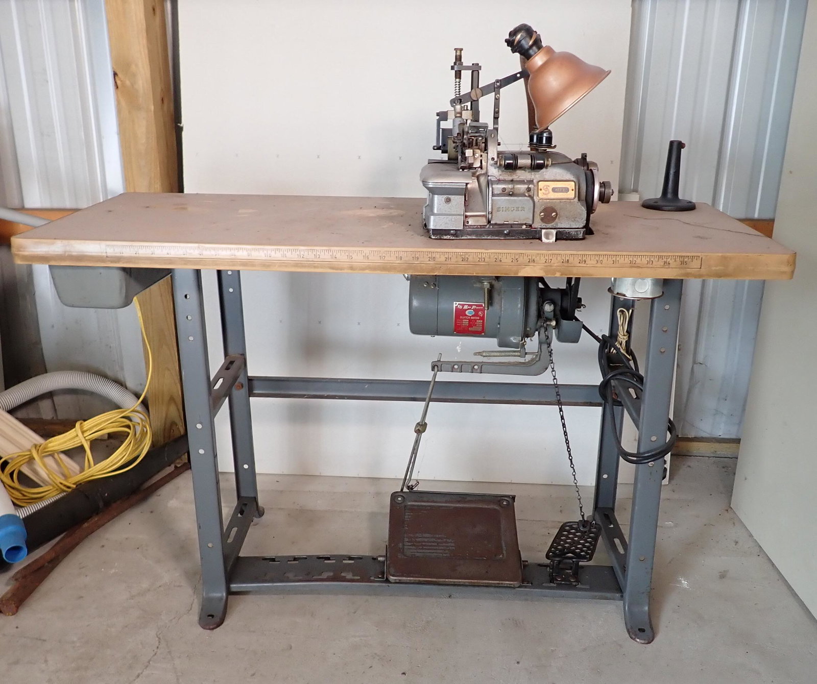 Singer 460/21 Industrial Sewing Machine (1 of 8)