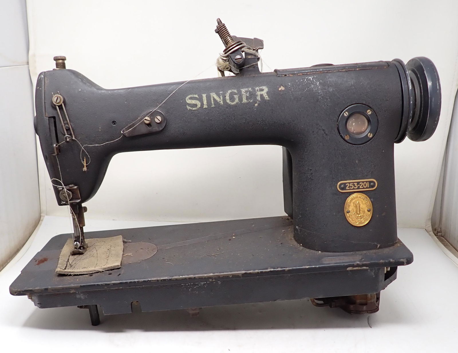Antique Singer 253-201 Sewing Machine: No shipping !