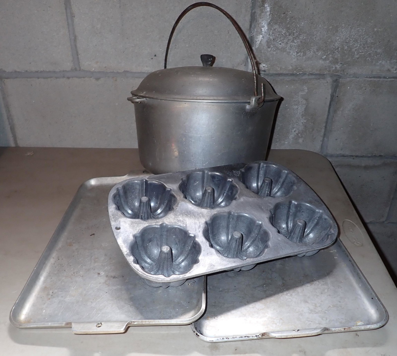 Aluminum Griddles Dutch Oven Nordic Bundt Pan: Griddles are approx 10 1/4" x 17 1/2" . Made by Northland and Vita Craft. Dutch Oven is Majestic. NO SHIPPING