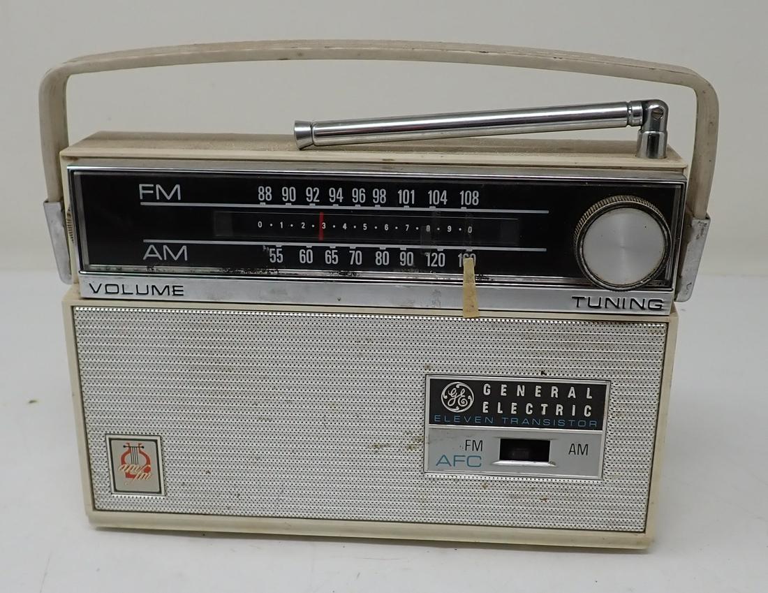 Vintage General Electric Eleven Transistor Radio: Am FM Radio
