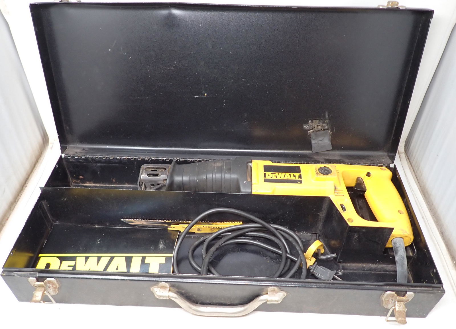 Dewalt DW306 Reciprocating Saw (1 of 4)