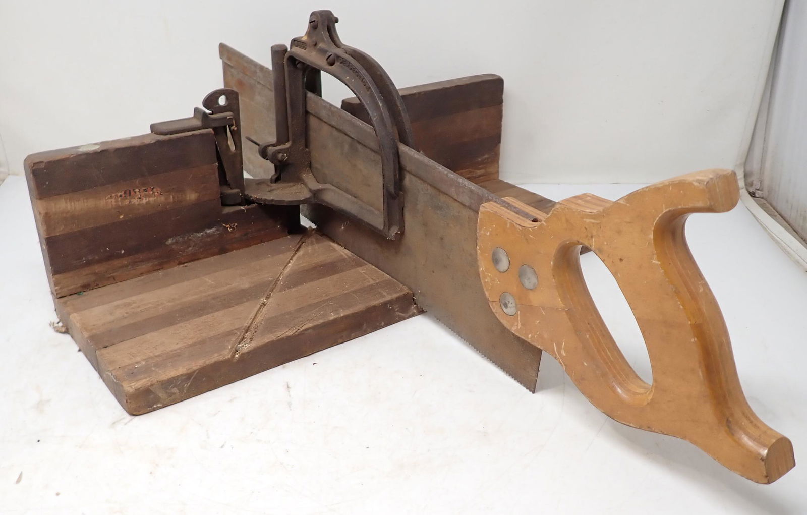 Perfection N555 Mitre Box & Saw (1 of 3)