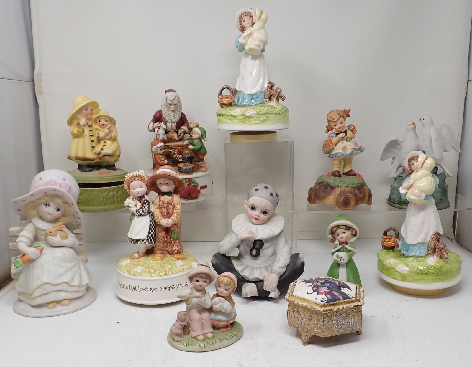 Music Boxes and Figurines: No shipping !