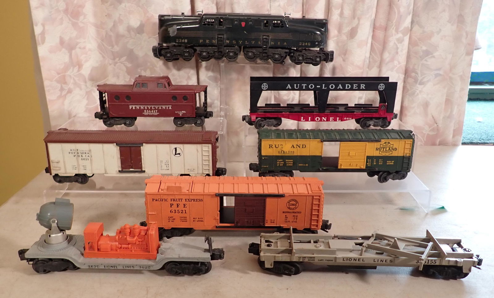 Lionel 2340 Electric Locomotive & Misc Trains (1 of 12)