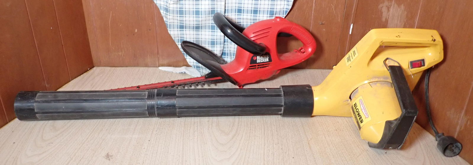 Electric Leaf Blower Black & Decker Hedge Trimmers (1 of 1)