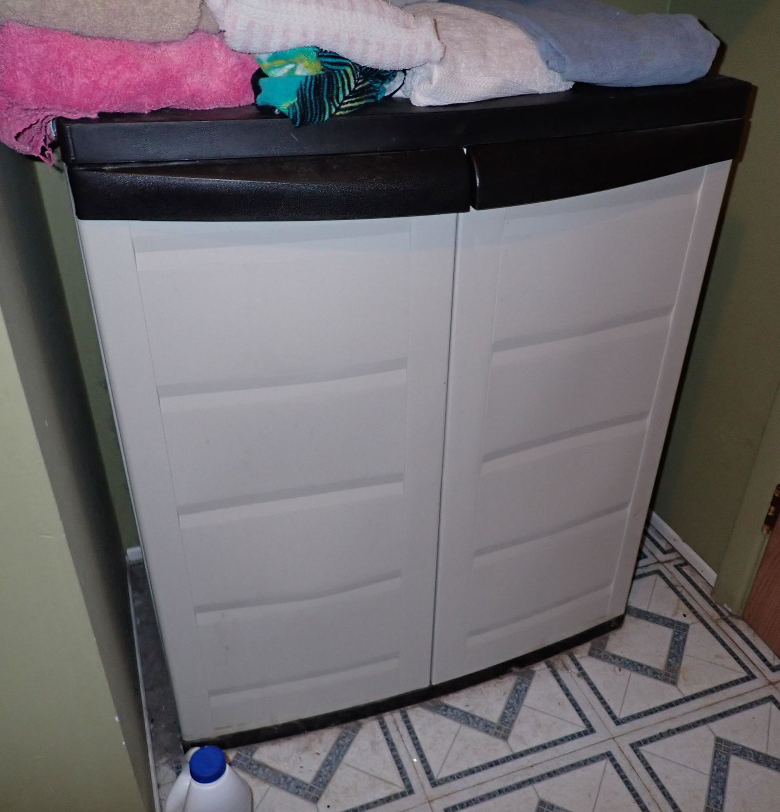 Rubbermaid Style Cabinet and Shelf Contents (1 of 4)