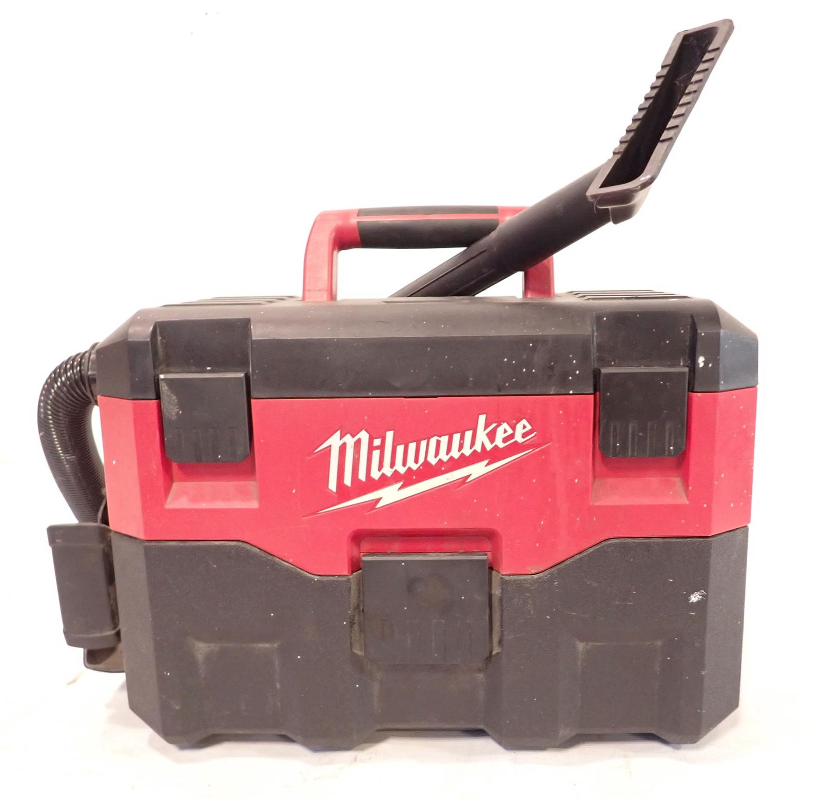 Milwaukee 18v Vacuum: Comes with one battery and no charger