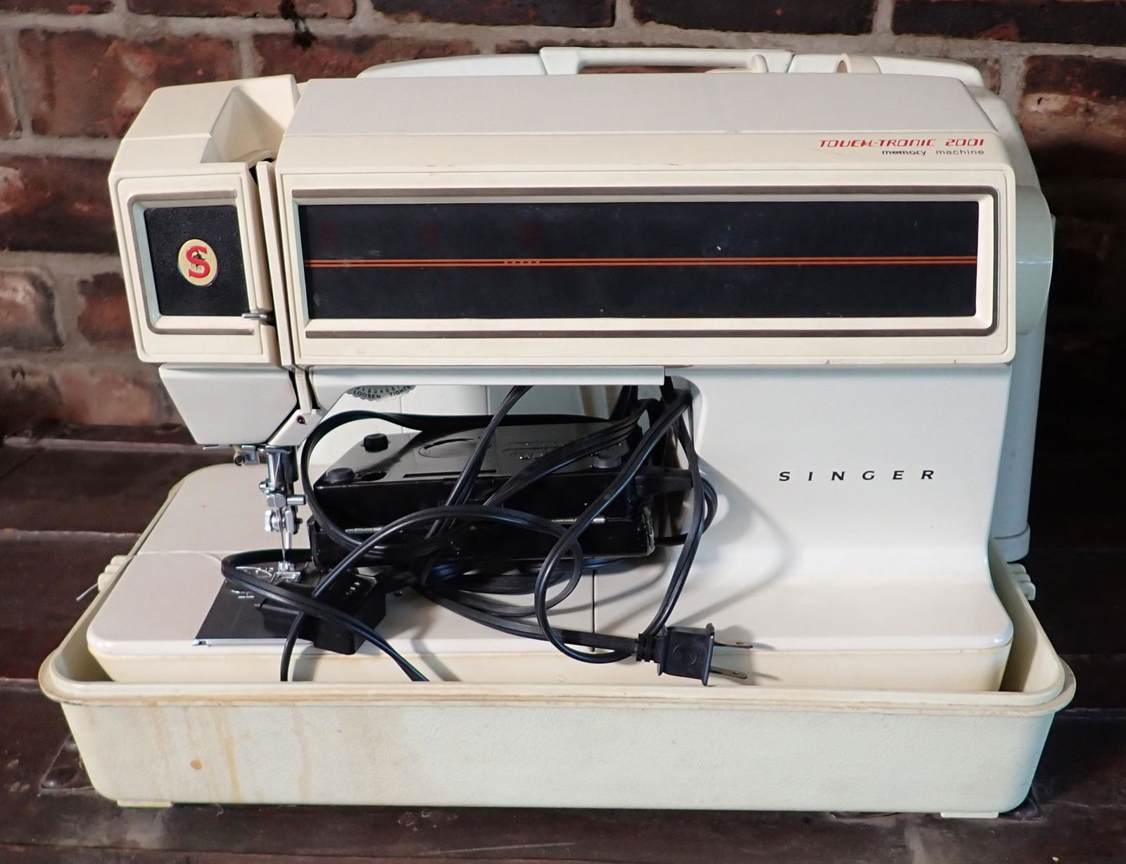 Singer Touch Tronic 2001 Sewing Machine (1 of 5)