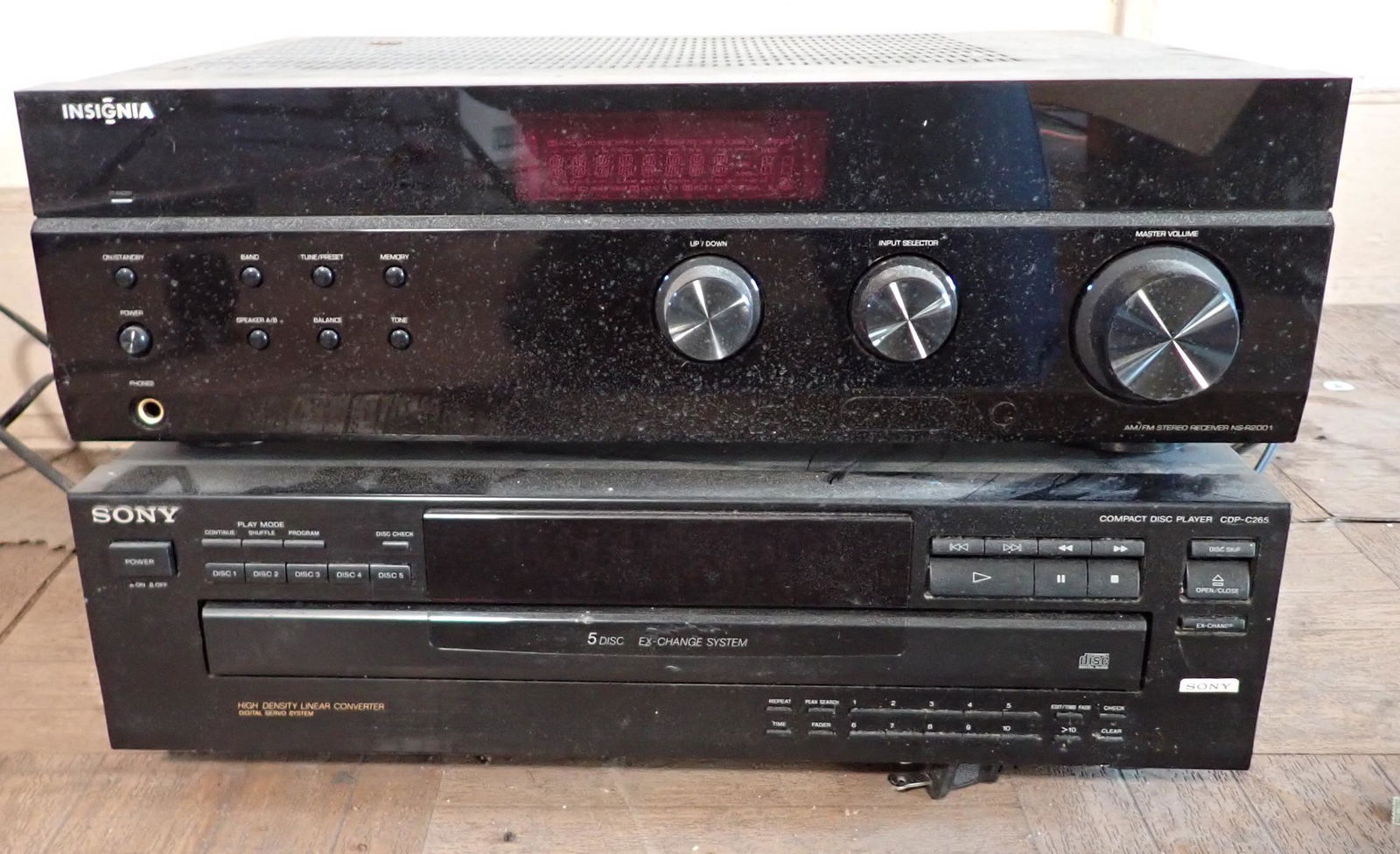 Insignia Stereo Receiver Sony CD Player (1 of 1)