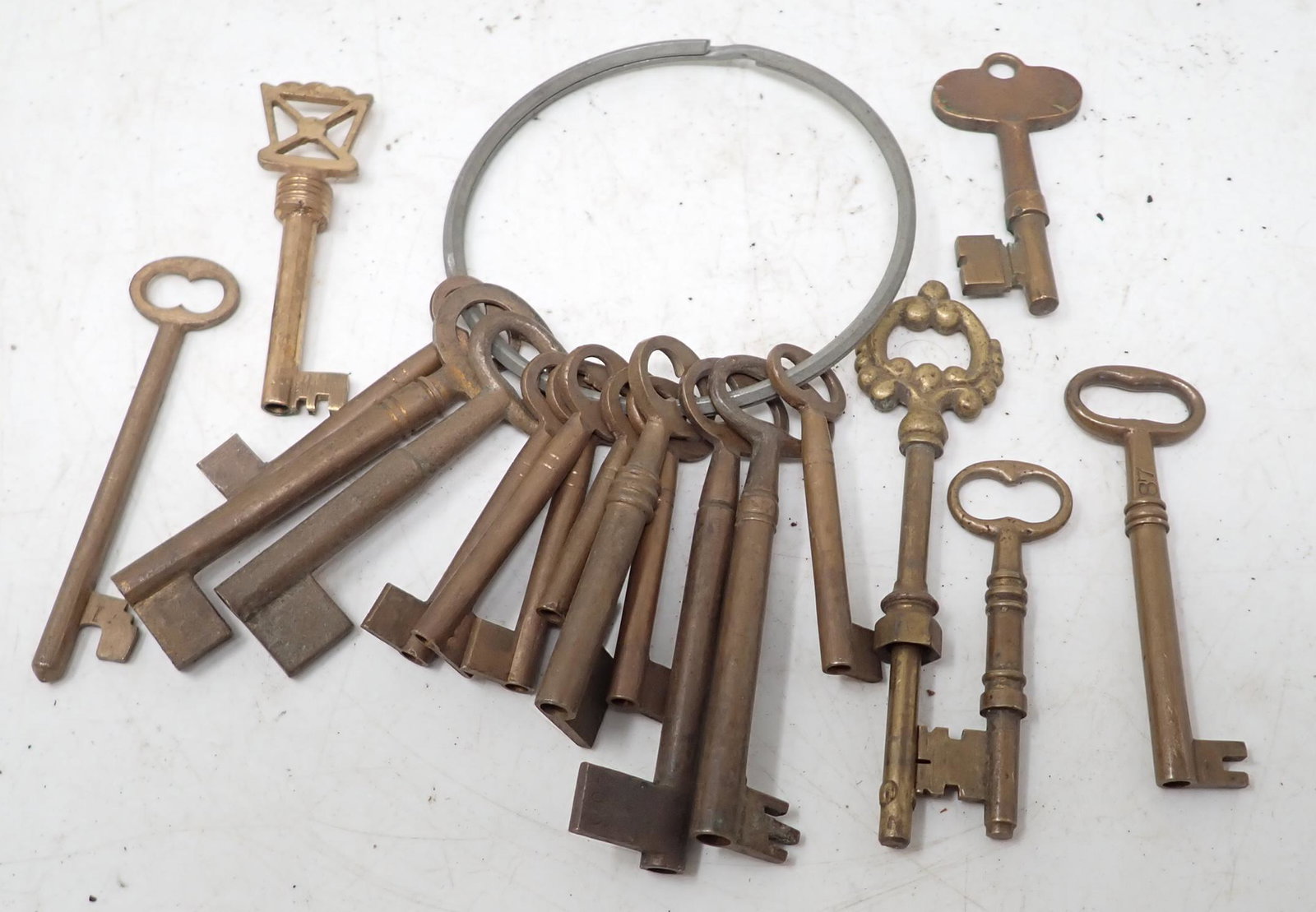 Brass Skeleton Keys (1 of 3)