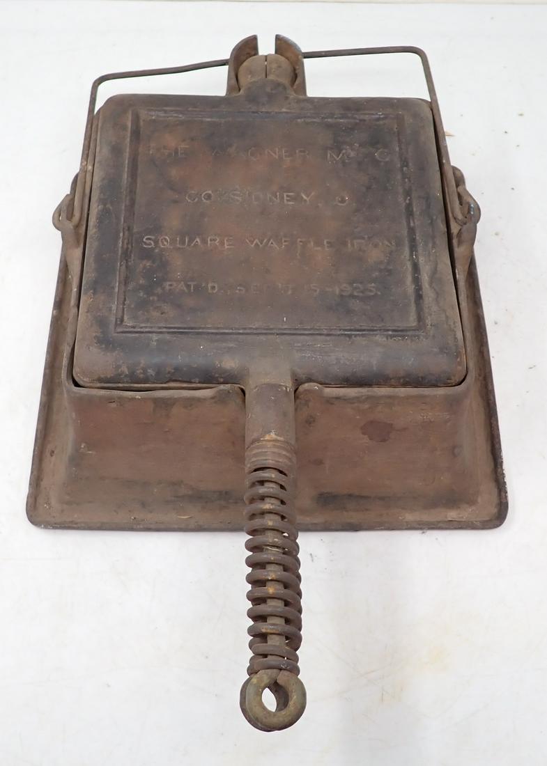 1925 Wagner Cast Iron Square Waffle Iron (1 of 7)