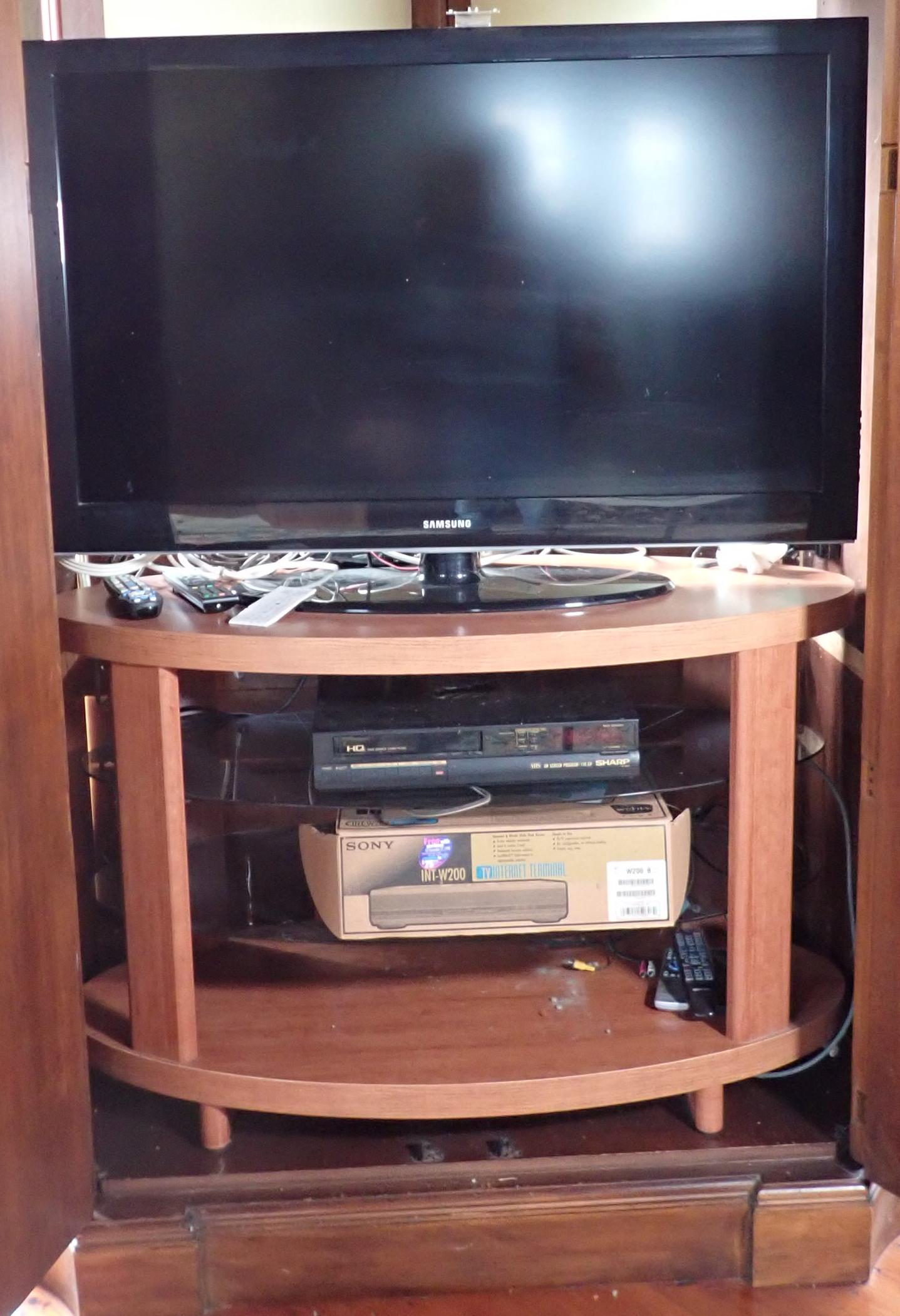 Samsung 46" TV Web TV Entertainment Center (1 of 5)