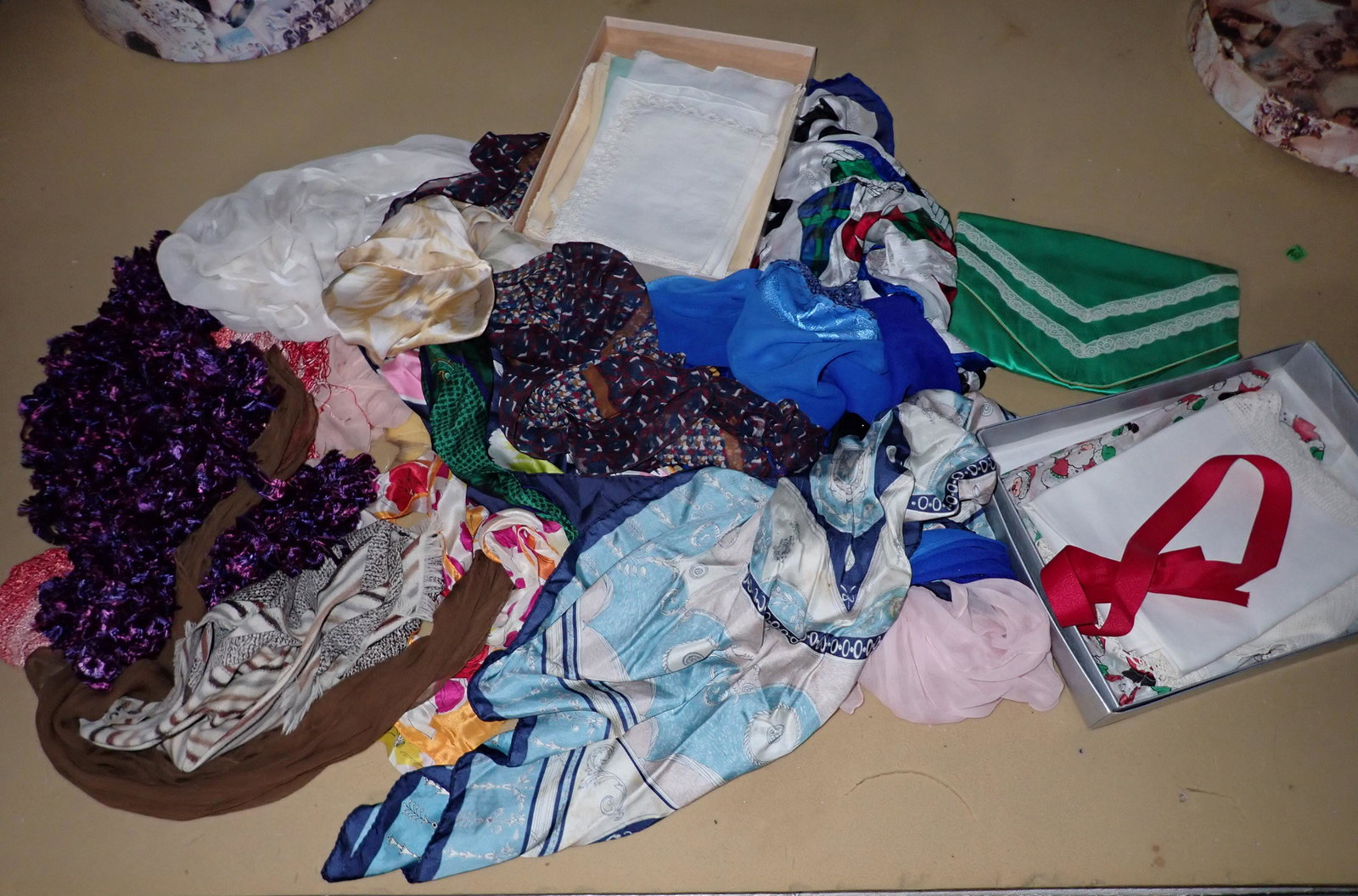 Vintage Scarves & Linens: Getting all pictured