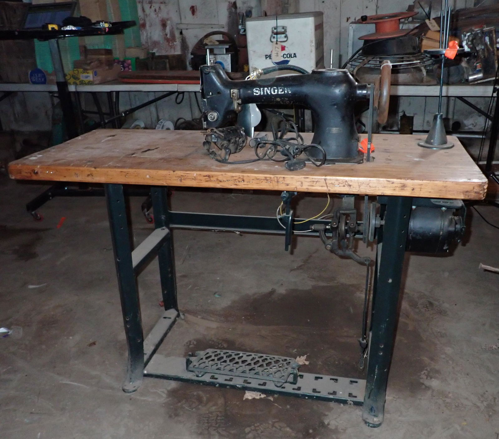 Singer Sewing Machine: NO Shipping ! Bring help to load