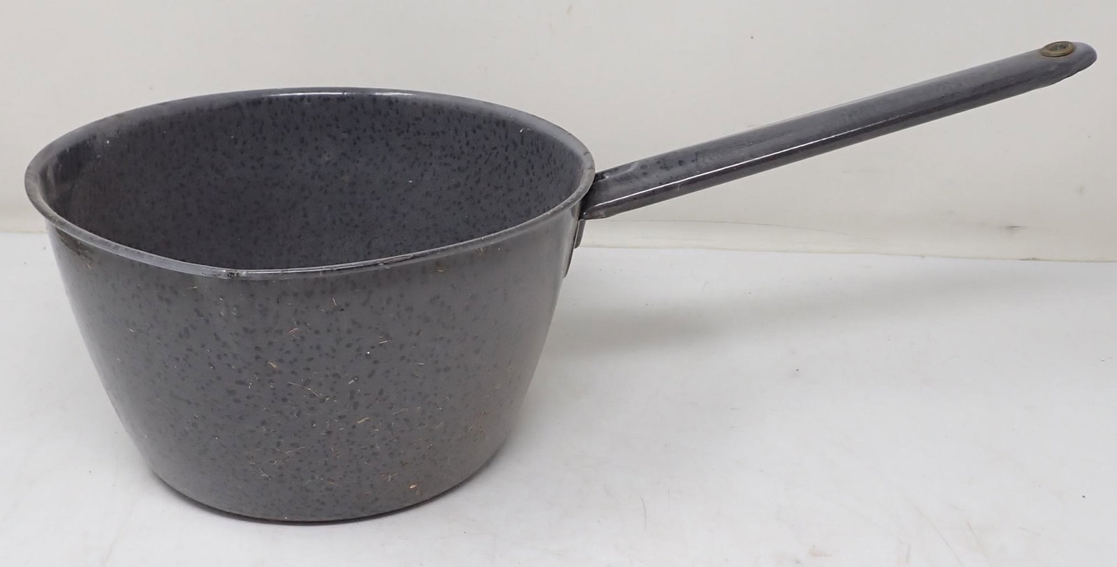 Graniteware Pot (1 of 3)