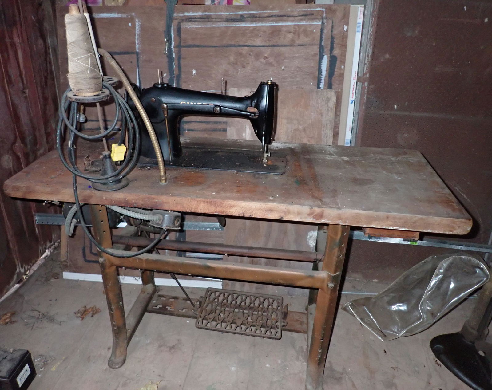 Antique Singer Sewing Machine: NO Shipping ! Bring help to load