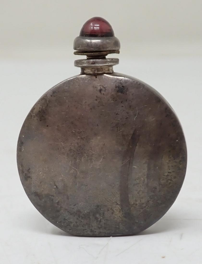 Snuff Bottle: Approx 1 1/4" x 1 1/2"