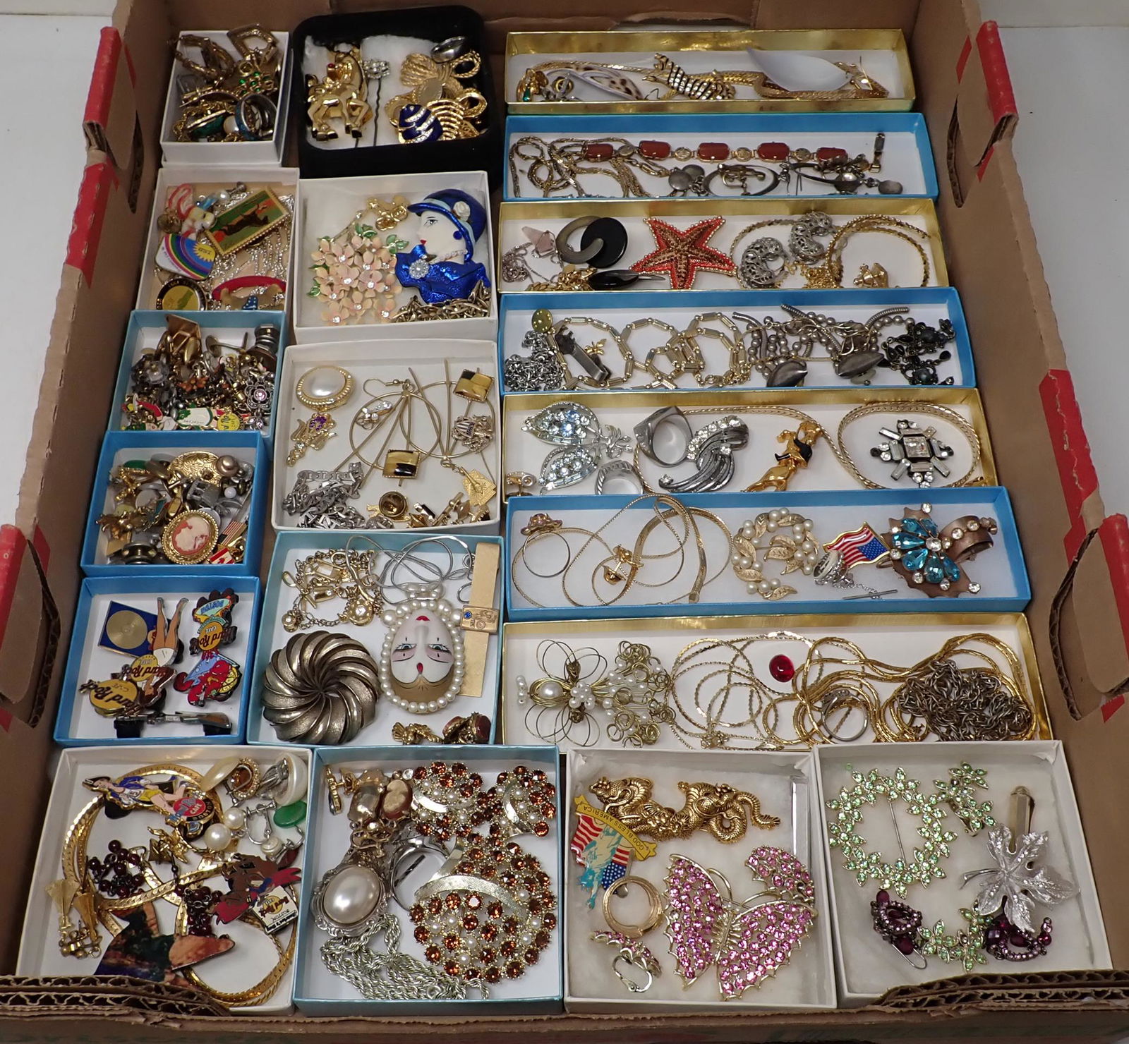 Brooches Necklaces Rings Pins Earrings (1 of 17)