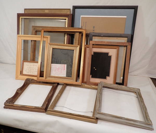 Picture Frames (0562) on Jan 08, 2023 M.J. Stasak Jr. Auction and
