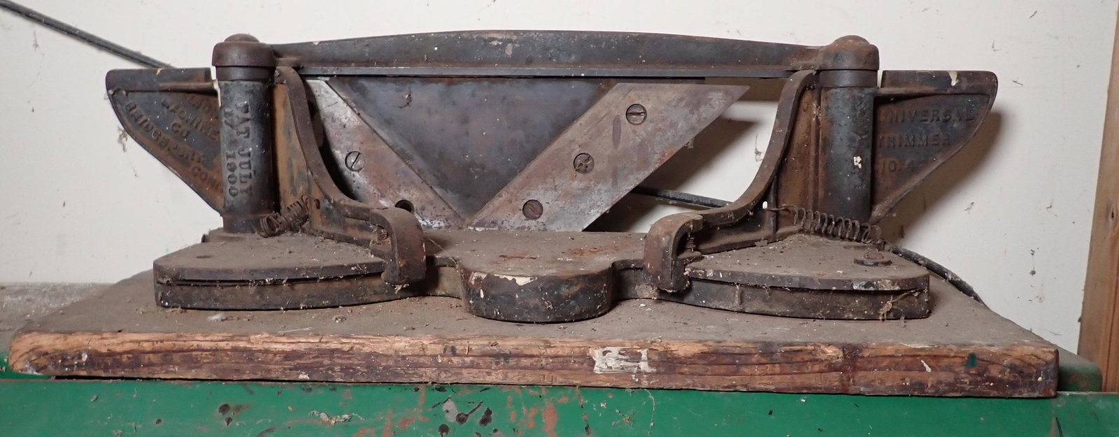 1900 Lion No. 4 Universal Cutter / Trimmer (1 of 6)
