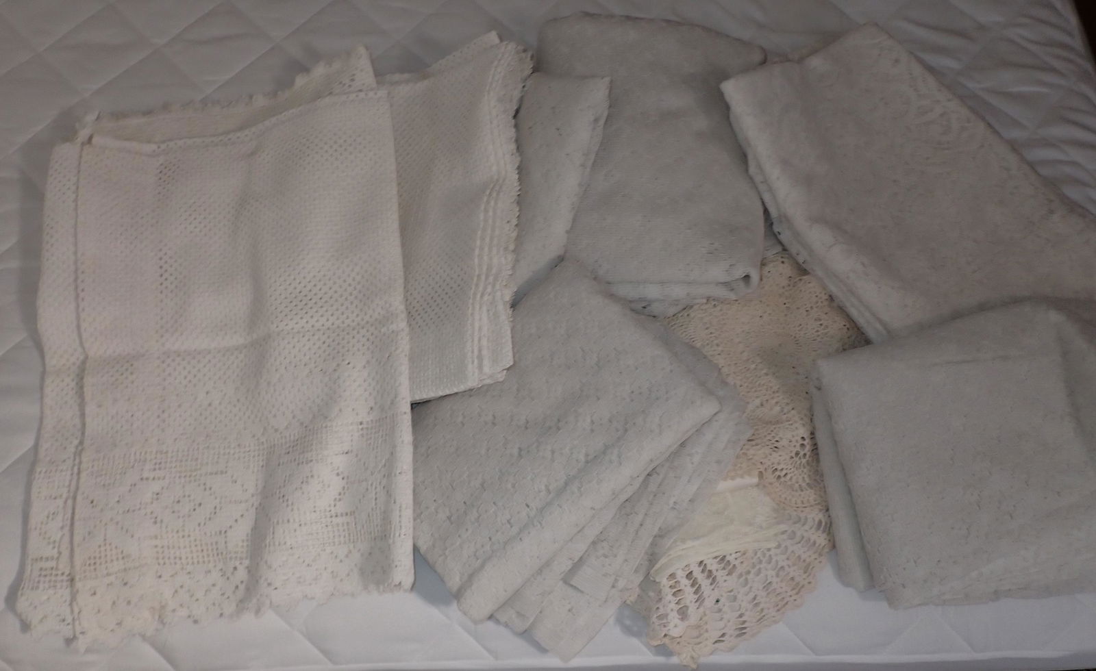 Tablecloths Misc Doilies (1 of 7)