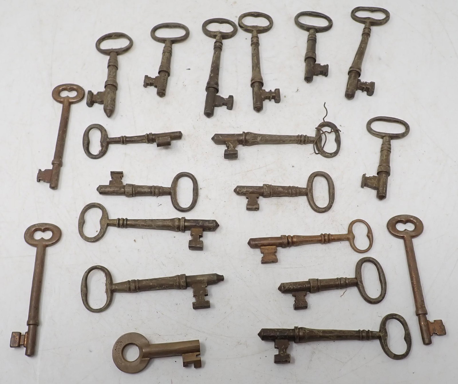 Brass Skeleton Keys (1 of 6)